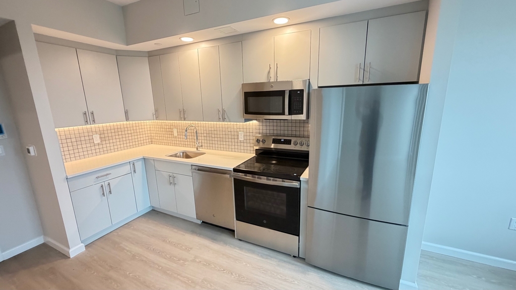 183-03 Hillside Avenue - Photo 2