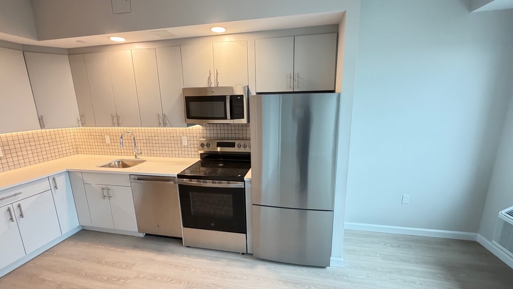 183-03 Hillside Avenue - Photo 3