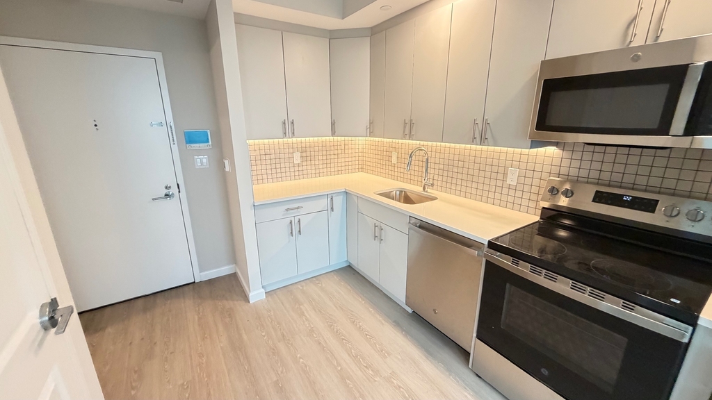 183-03 Hillside Avenue - Photo 4