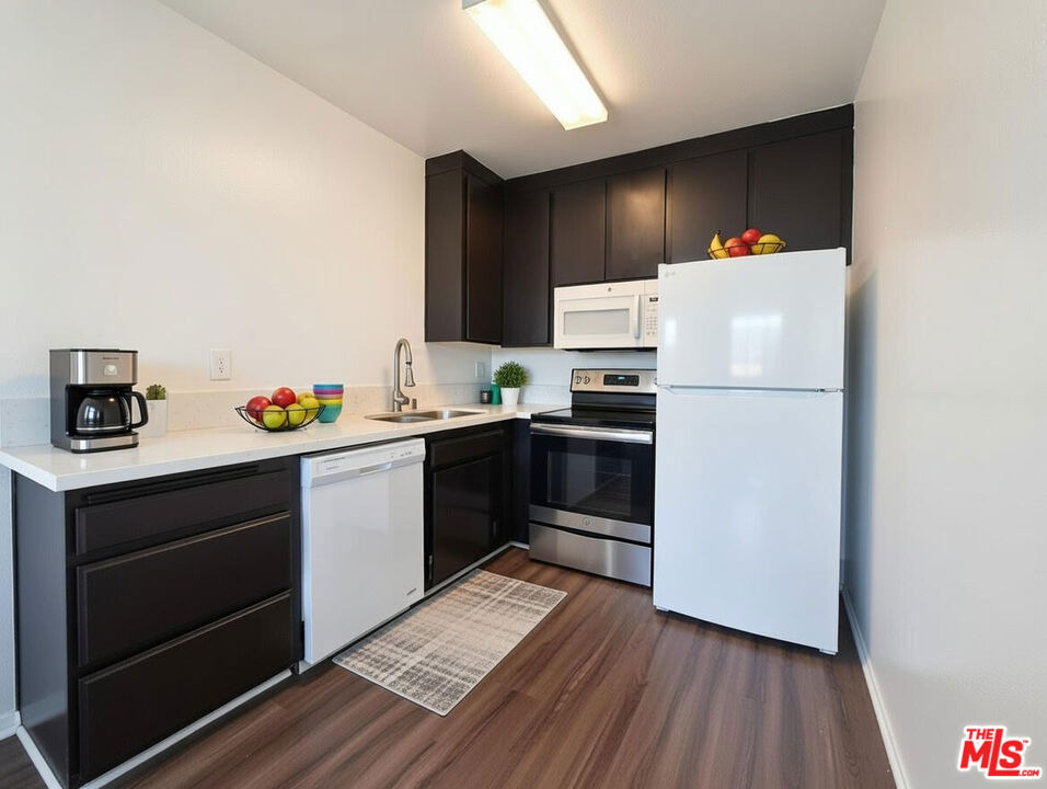 1125 W 36th Place - Photo 2