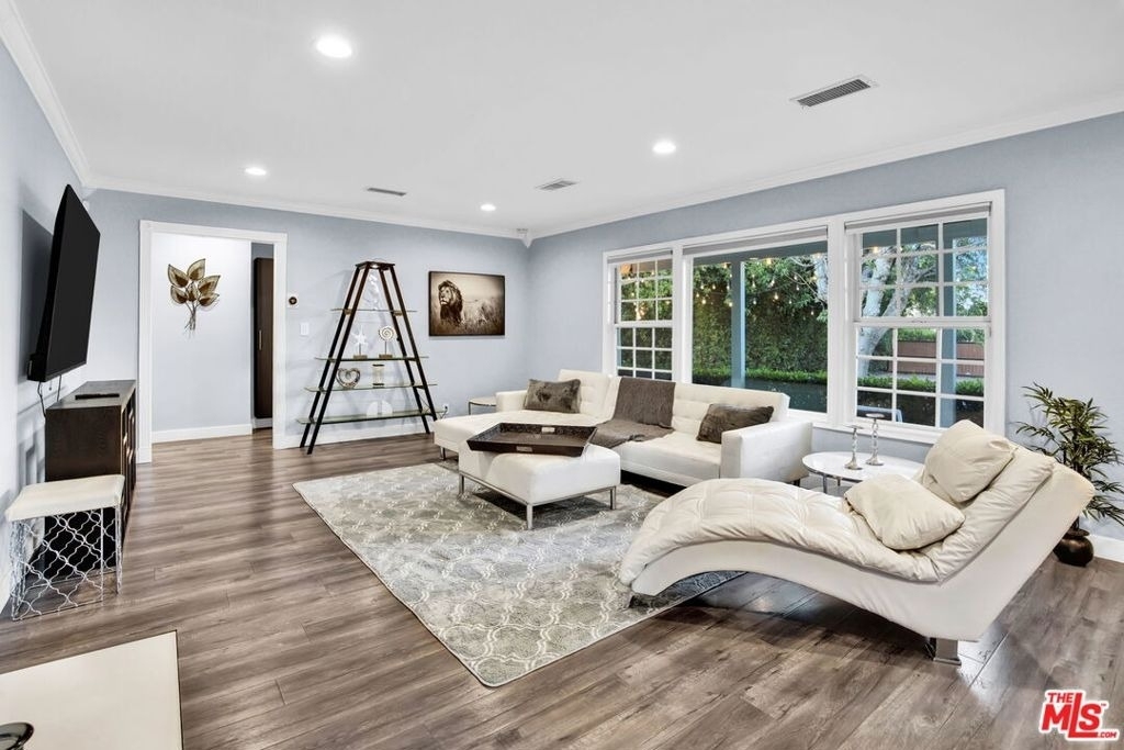 8345 White Oak Avenue - Photo 3