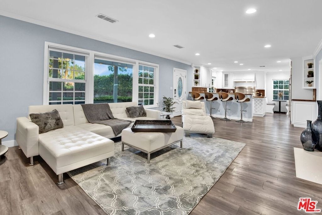 8345 White Oak Avenue - Photo 4