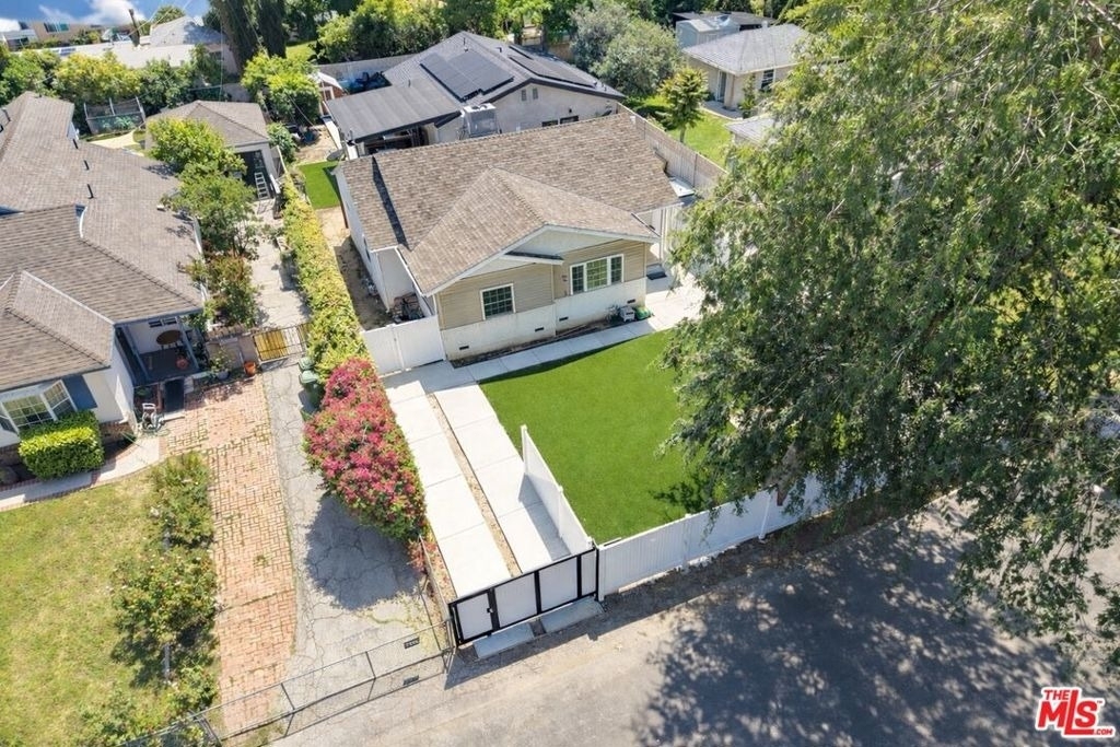 13842 Hamlin Street - Photo 23