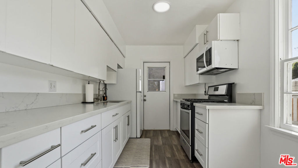 13842 Hamlin Street - Photo 12