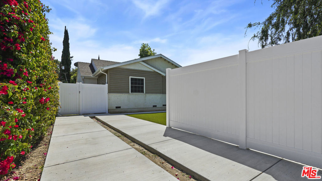 13842 Hamlin Street - Photo 2