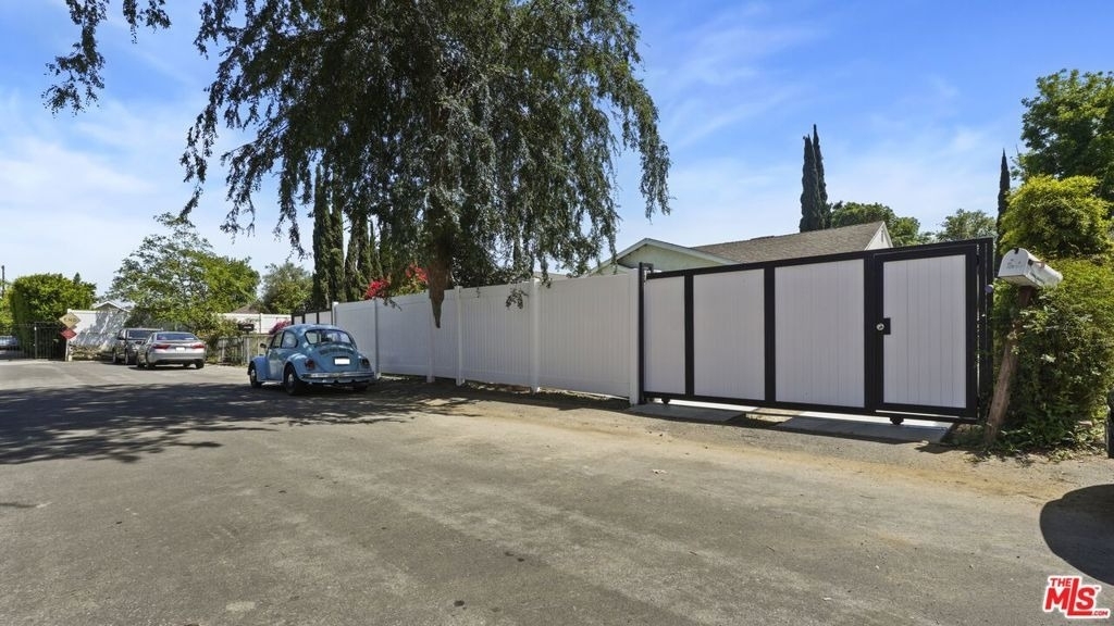 13842 Hamlin Street - Photo 26