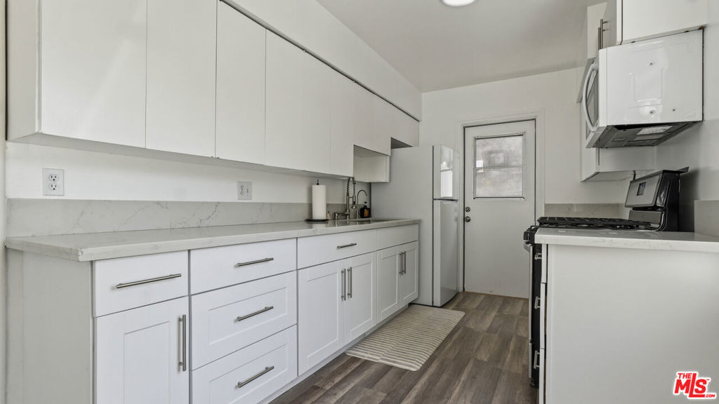 13842 Hamlin Street - Photo 10