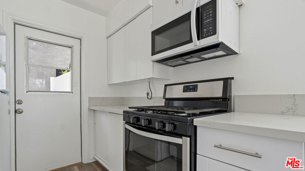 13842 Hamlin Street - Photo 11