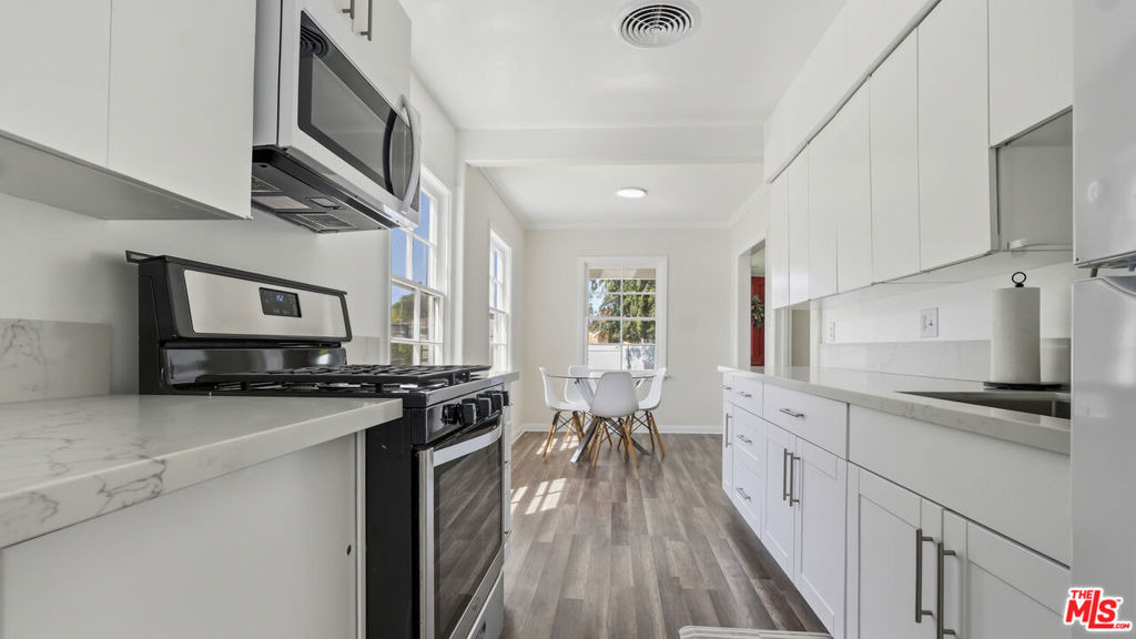 13842 Hamlin Street - Photo 8
