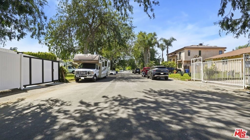 13842 Hamlin Street - Photo 27