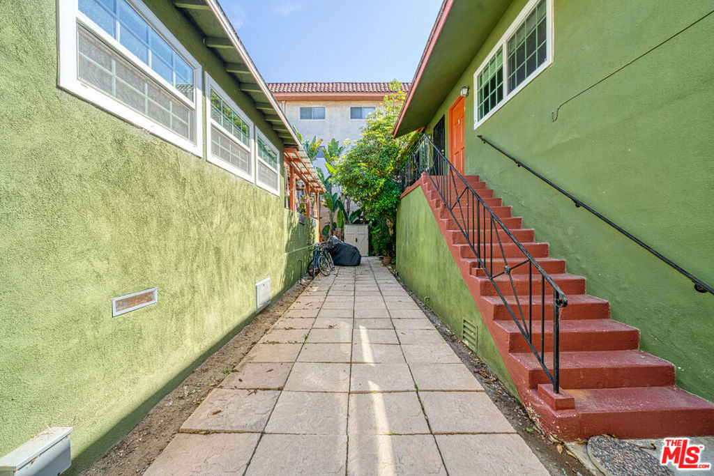 1112 Ocean Park Boulevard - Photo 3