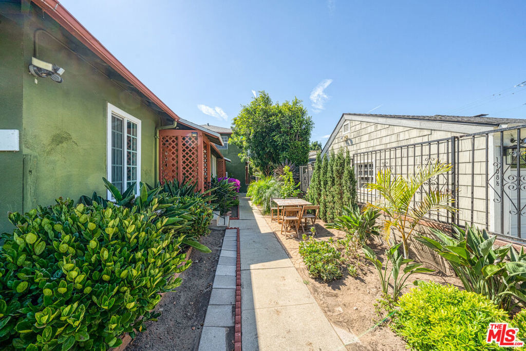 1112 Ocean Park Boulevard - Photo 0