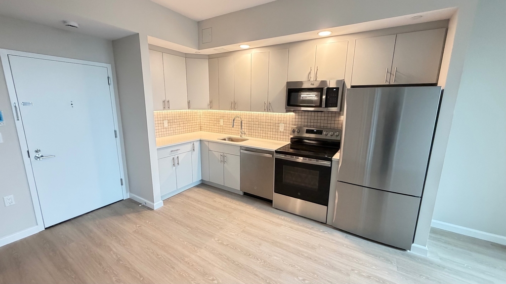 183-03 Hillside Avenue - Photo 3