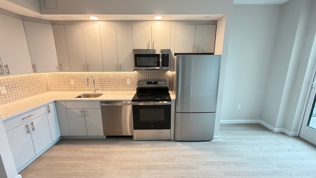 183-03 Hillside Avenue - Photo 2