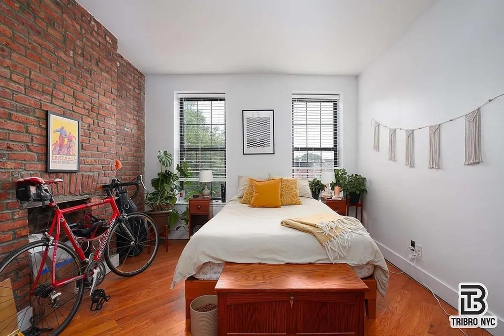 465 Chauncey Street - Photo 2