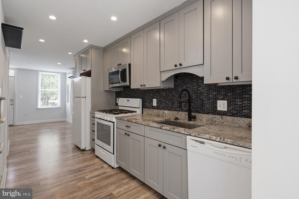 312 N Henry Street - Photo 9