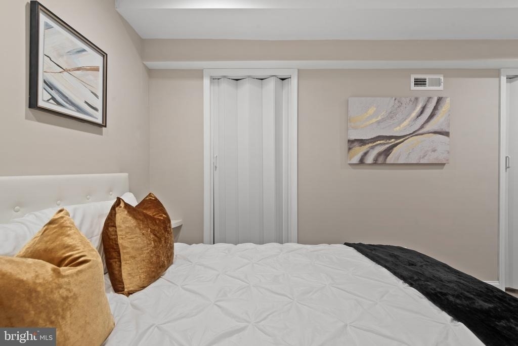 2219 E Chase Street - Photo 54