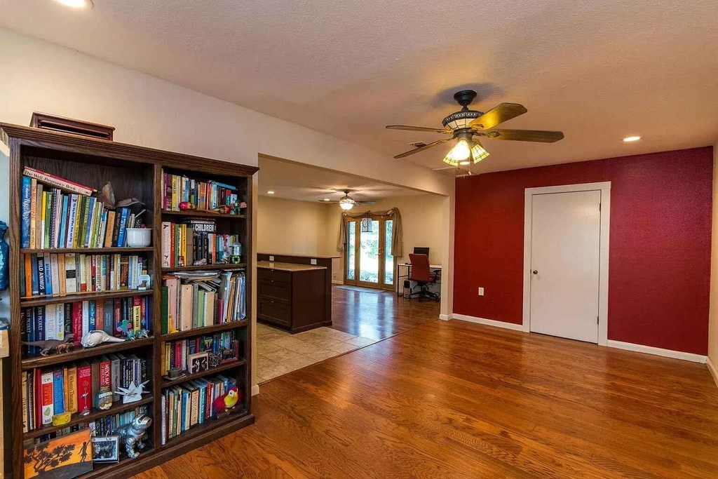 1207 Fieldcrest Dr - Photo 4