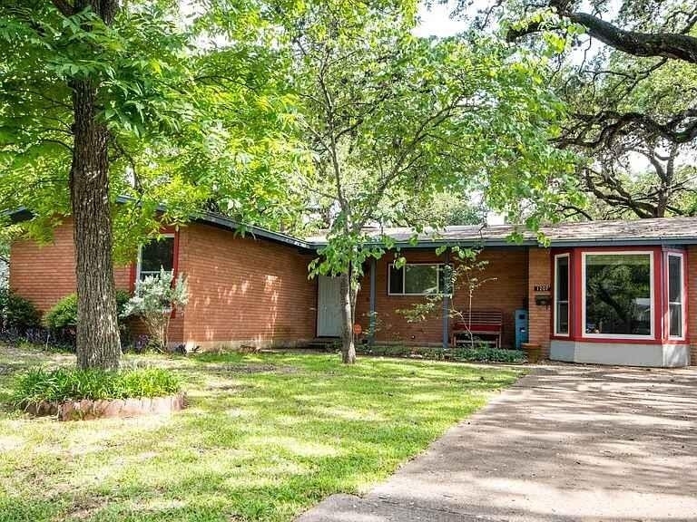 1207 Fieldcrest Dr - Photo 0