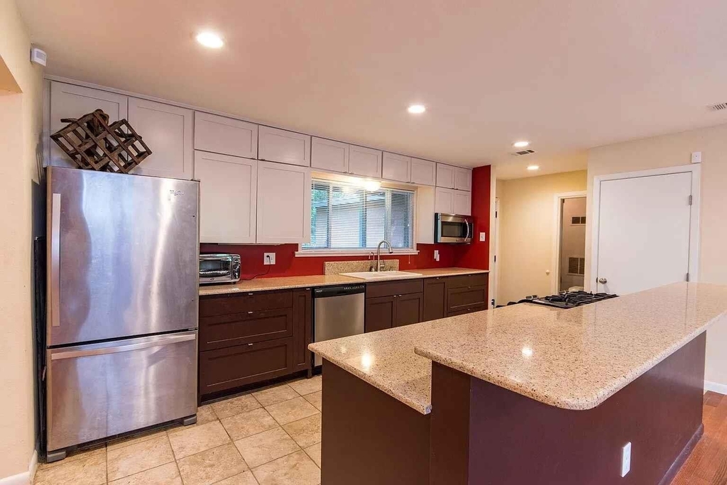 1207 Fieldcrest Dr - Photo 2