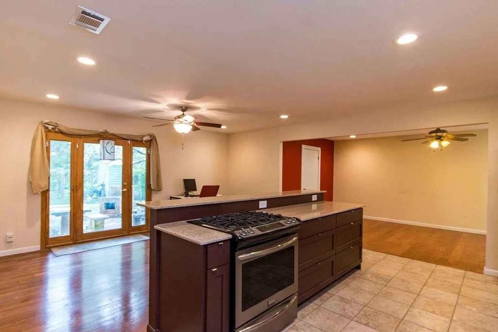 1207 Fieldcrest Dr - Photo 1