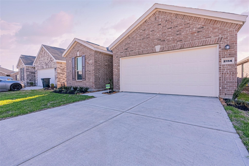 2114 Damasi Ln - Photo 2