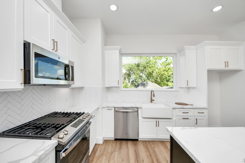 2424 Harrington Street - Photo 2