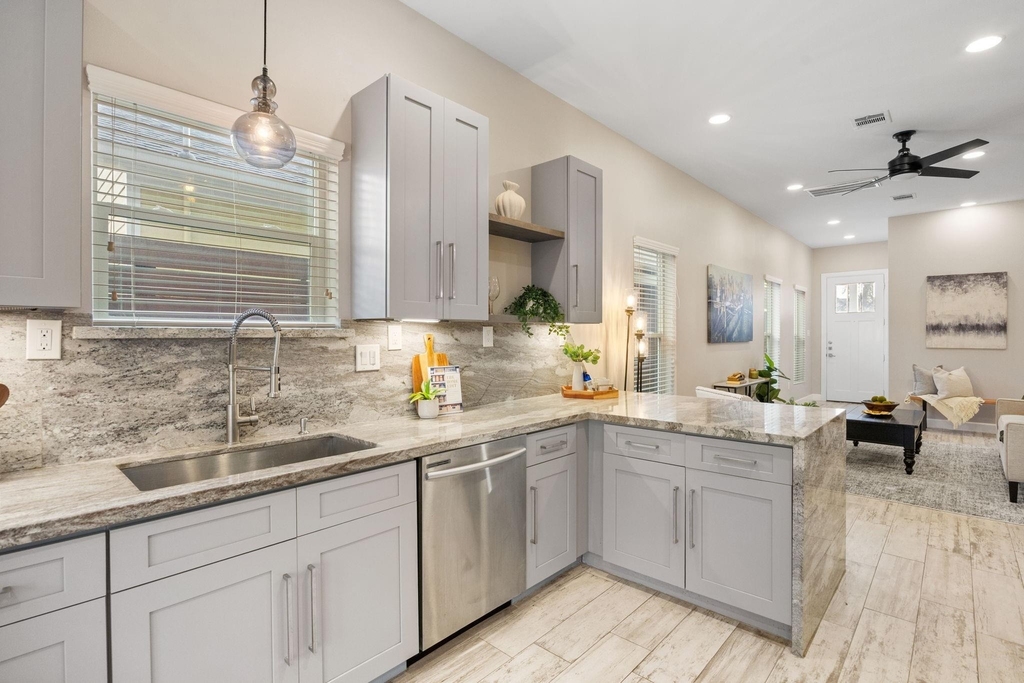 317 E 35th Street - Photo 9