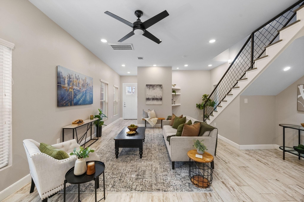 317 E 35th Street - Photo 4