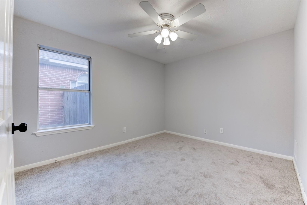 9026 Eaglecove Drive - Photo 4