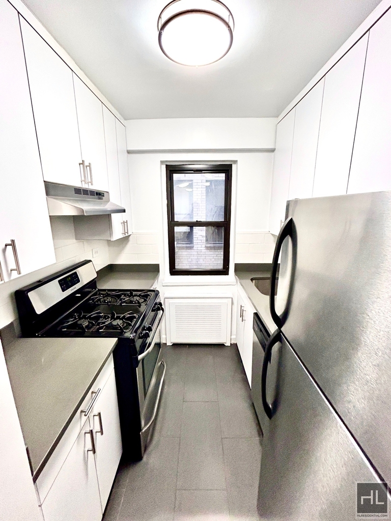 East 56 Street - Photo 2