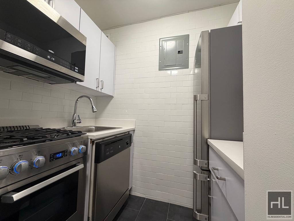 East 56 Street - Photo 1