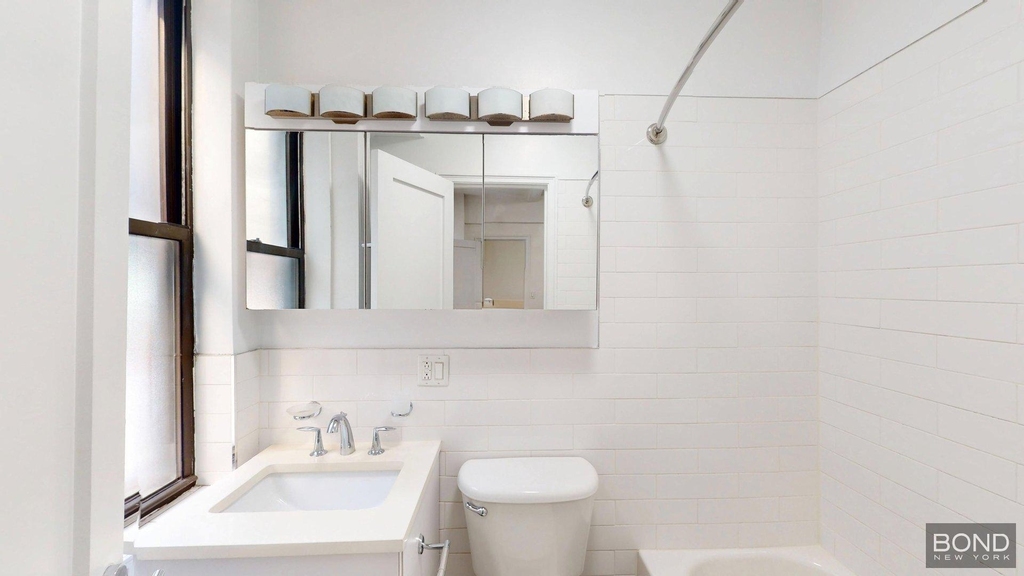 140 East 46th Street Apartment 2B - Photo 2