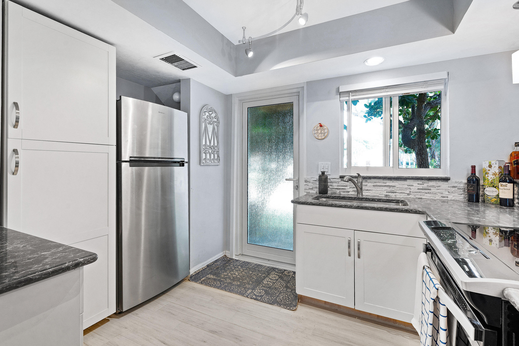 1030 Langer Way - Photo 6