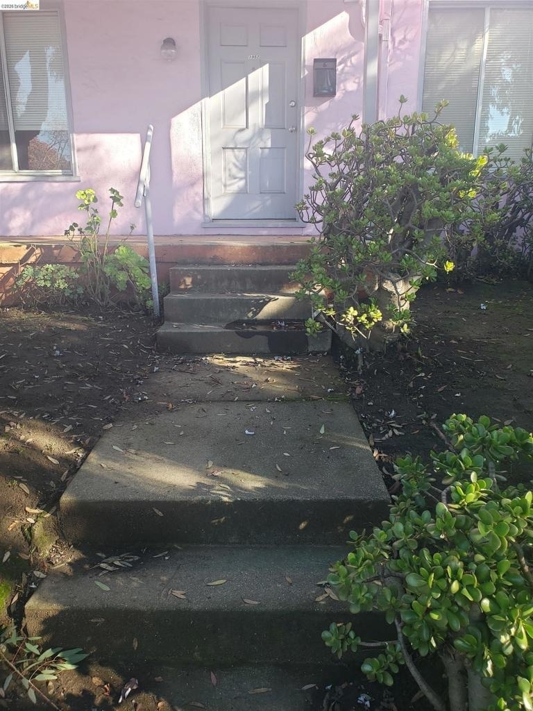1402 Berkeley Way - Photo 0