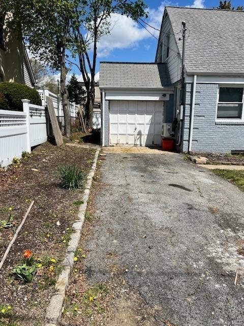 345 Walton Street - Photo 2