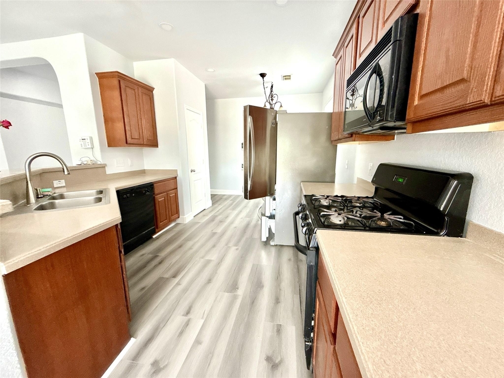 1713 Bowerton Dr - Photo 3