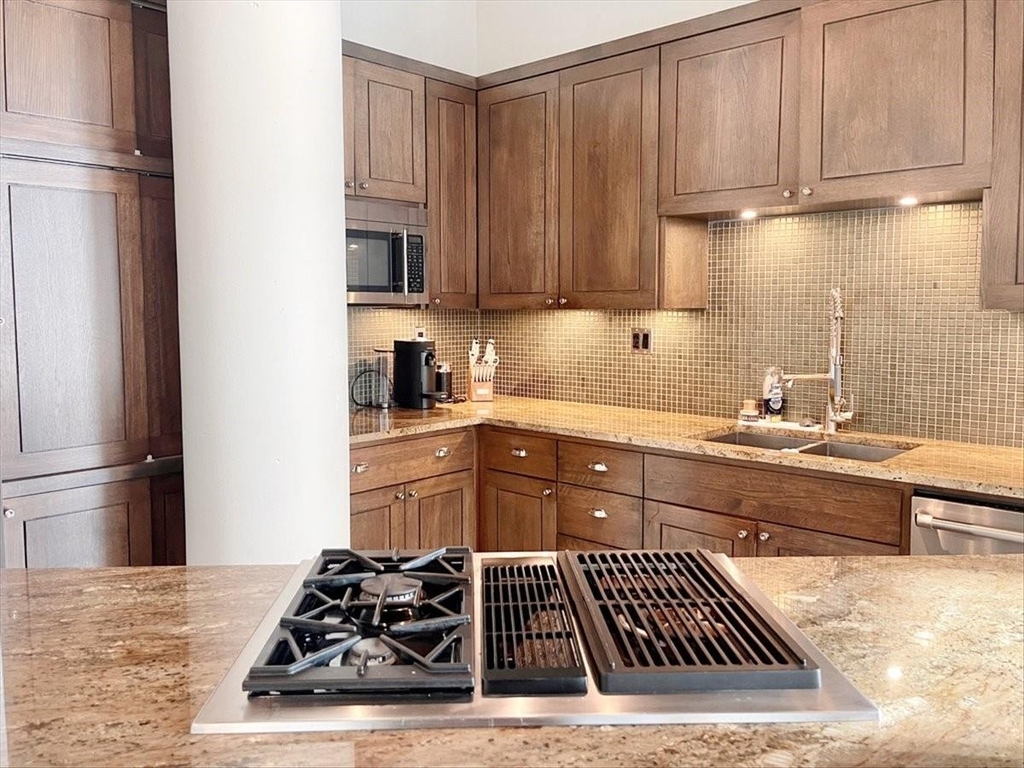 311 W 5th St - Photo 4