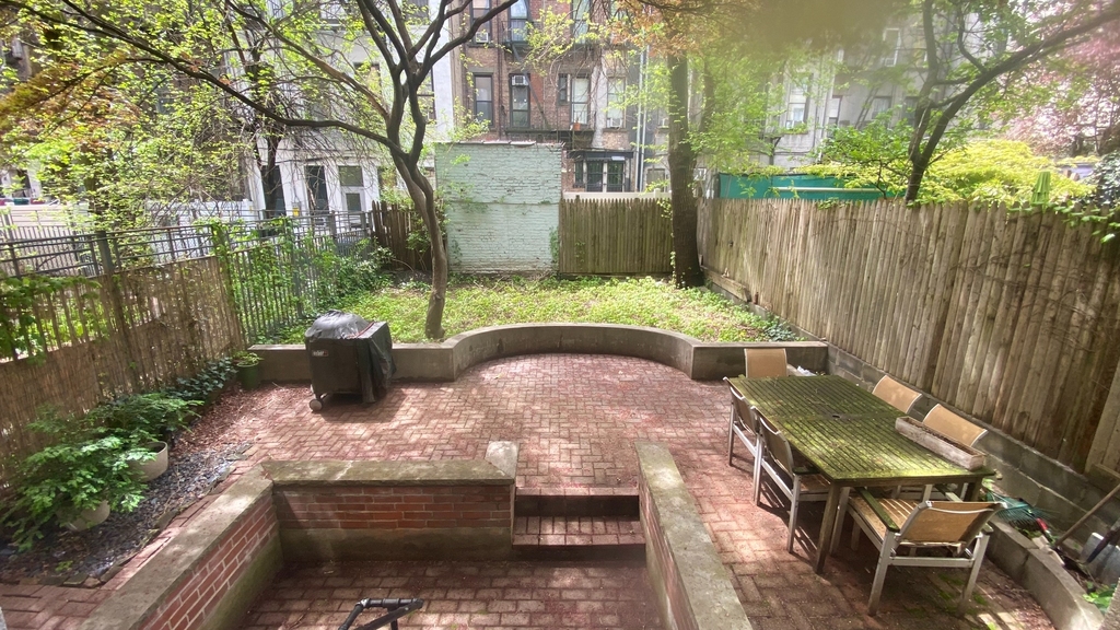 424 East 11th Street - Photo 2