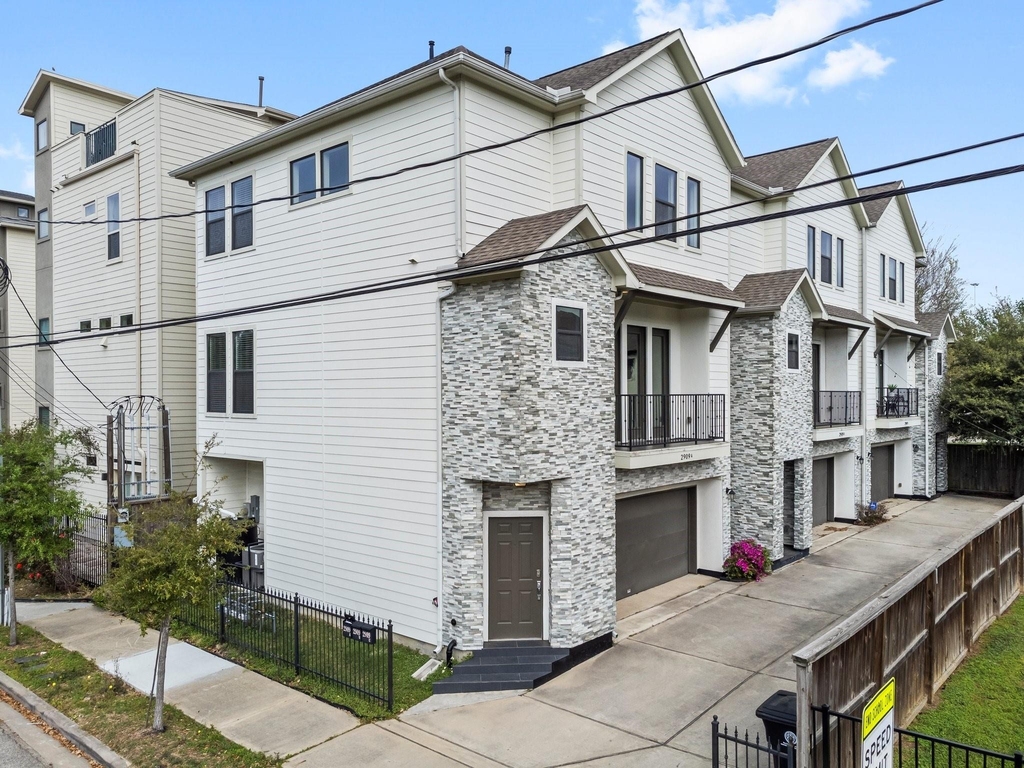 2909 Gillespie Street - Photo 4