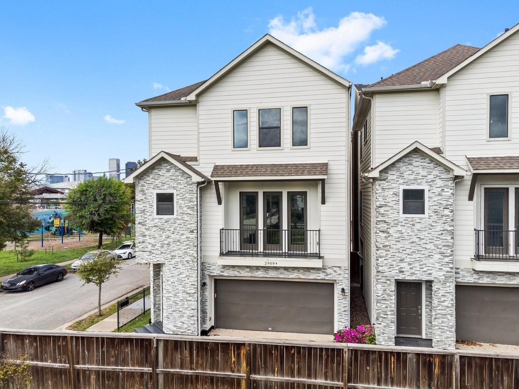 2909 Gillespie Street - Photo 3