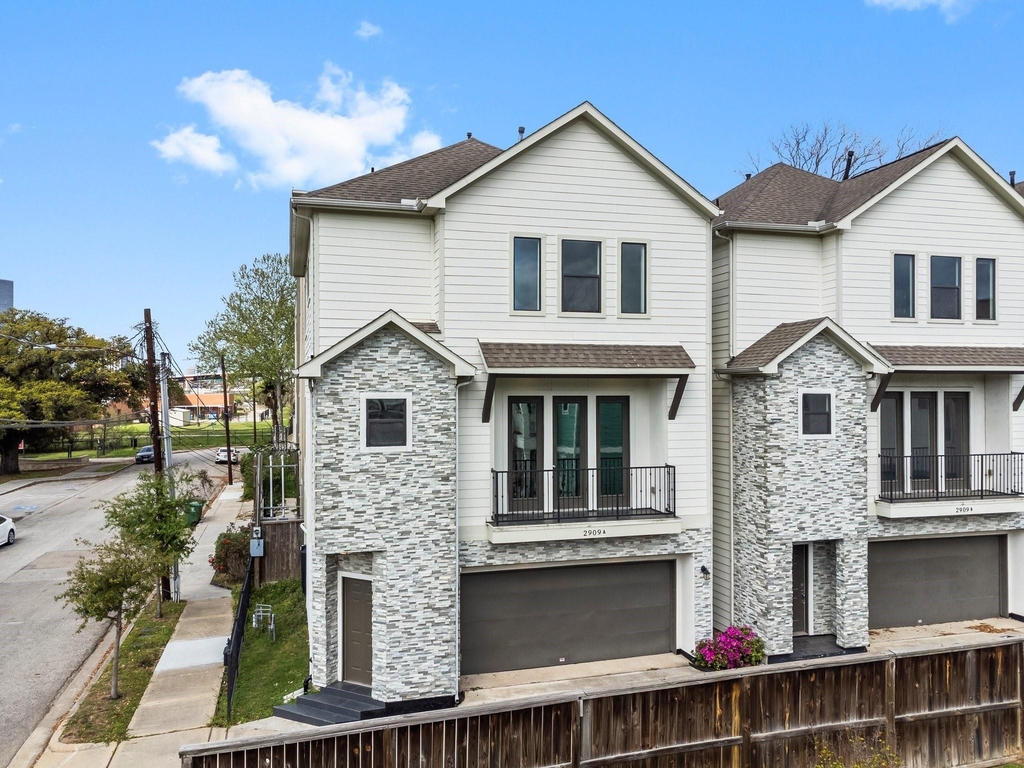 2909 Gillespie Street - Photo 2