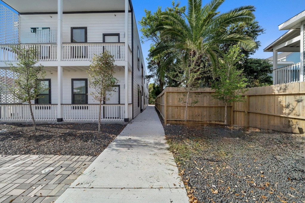 920 Ave L - Photo 9