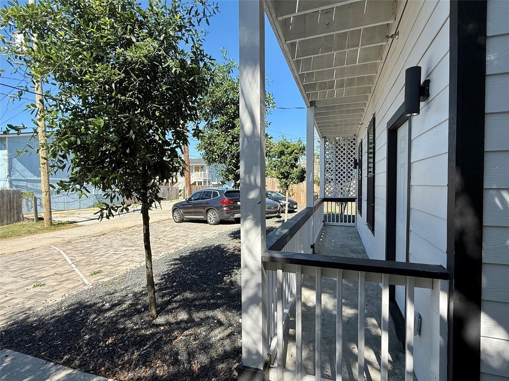 920 Ave L - Photo 2