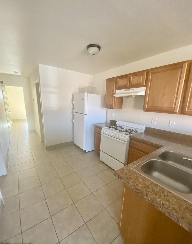 3328 Lincoln - Photo 2