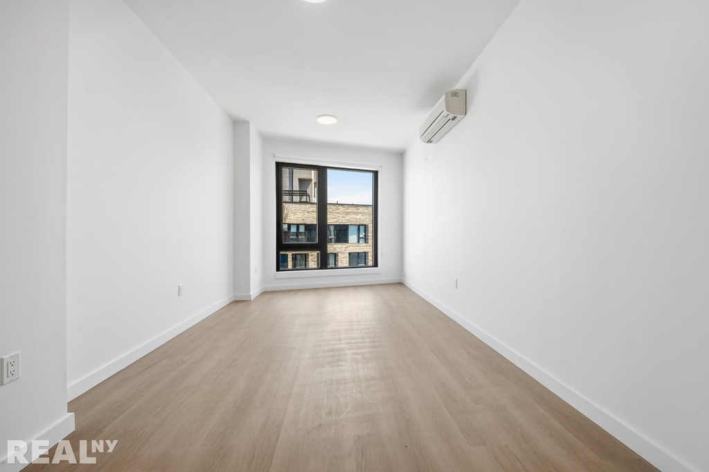 Bedford Avenue - Photo 12