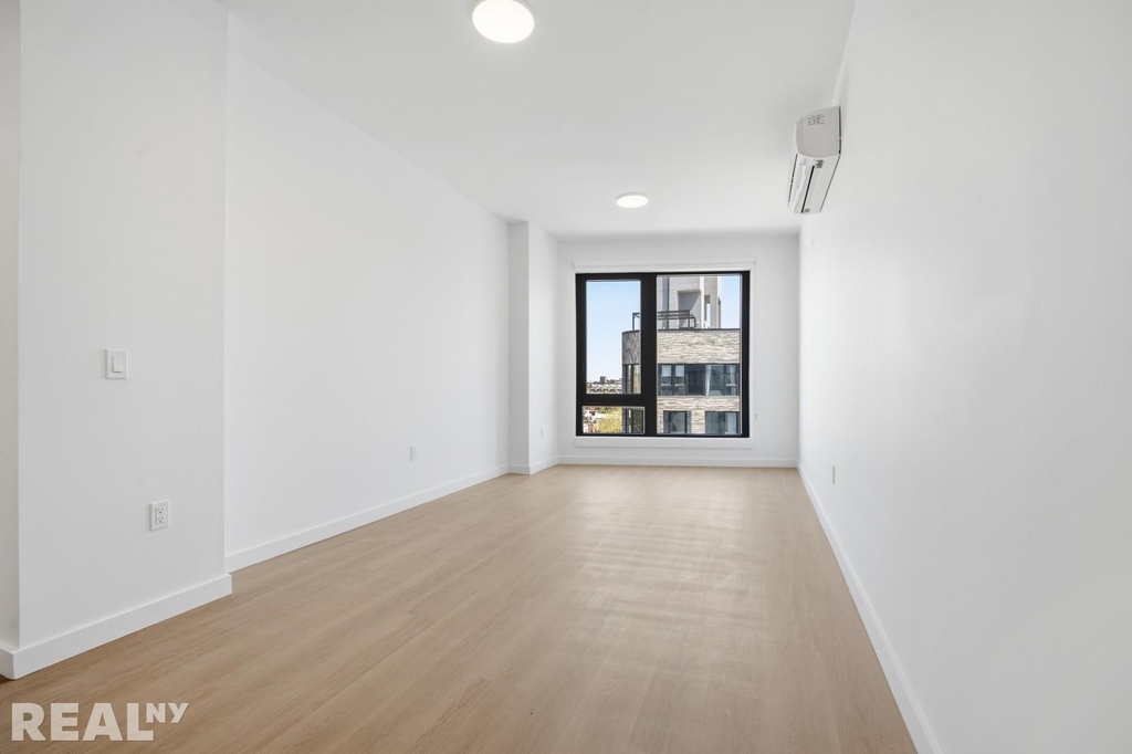 Bedford Avenue - Photo 11