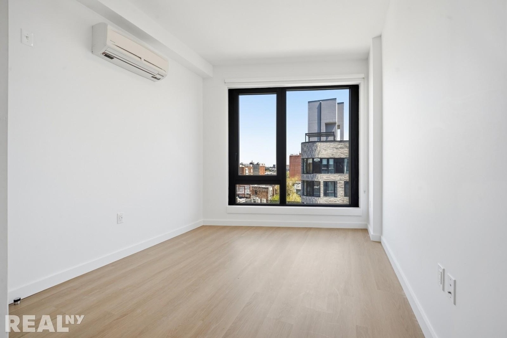 Bedford Avenue - Photo 1