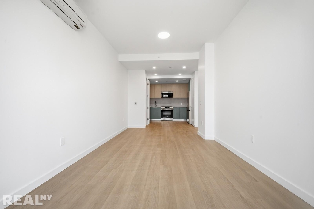 Bedford Avenue - Photo 13