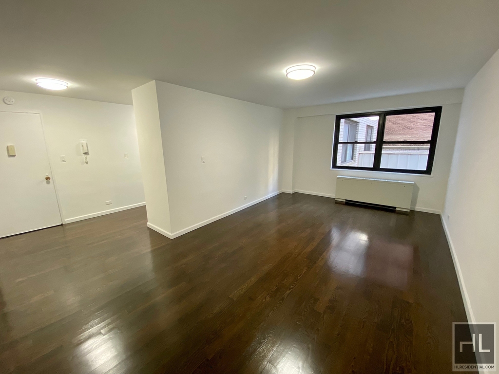 E 16 St - Photo 2